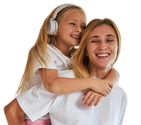 Une enfant avec un casque audio sur le dos de sa maman