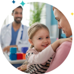 Une enfant dans les bras de sa maman