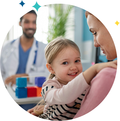 Une enfant dans les bras de sa maman