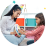 Adulte enfant jouant